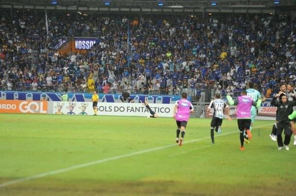 Fotos de Cruzeiro x Cear, no Mineiro, em jogo atrasado da 27 rodada do Brasileiro