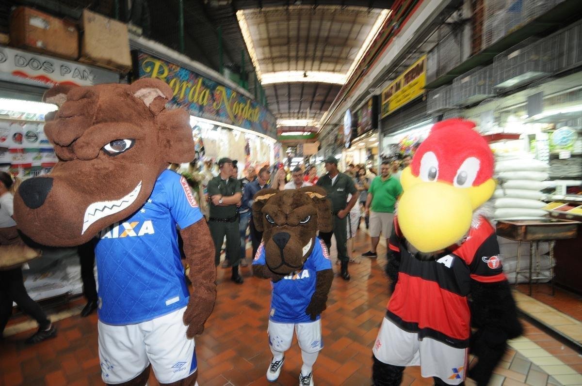 Raposinho e Raposo levaram Urubu, mascote do Flamengo, para conhecer o Mercado Central de BH; teve assdio de torcedores e interesse do carioca pelo queijo mineiro