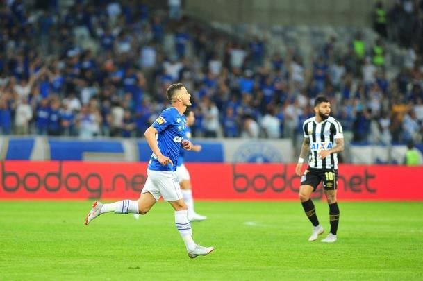 Fotos do primeiro tempo, no Mineiro; Thiago Neves abriu o placar para o Cruzeiro, e Gabriel Barbosa empatou para o Santos