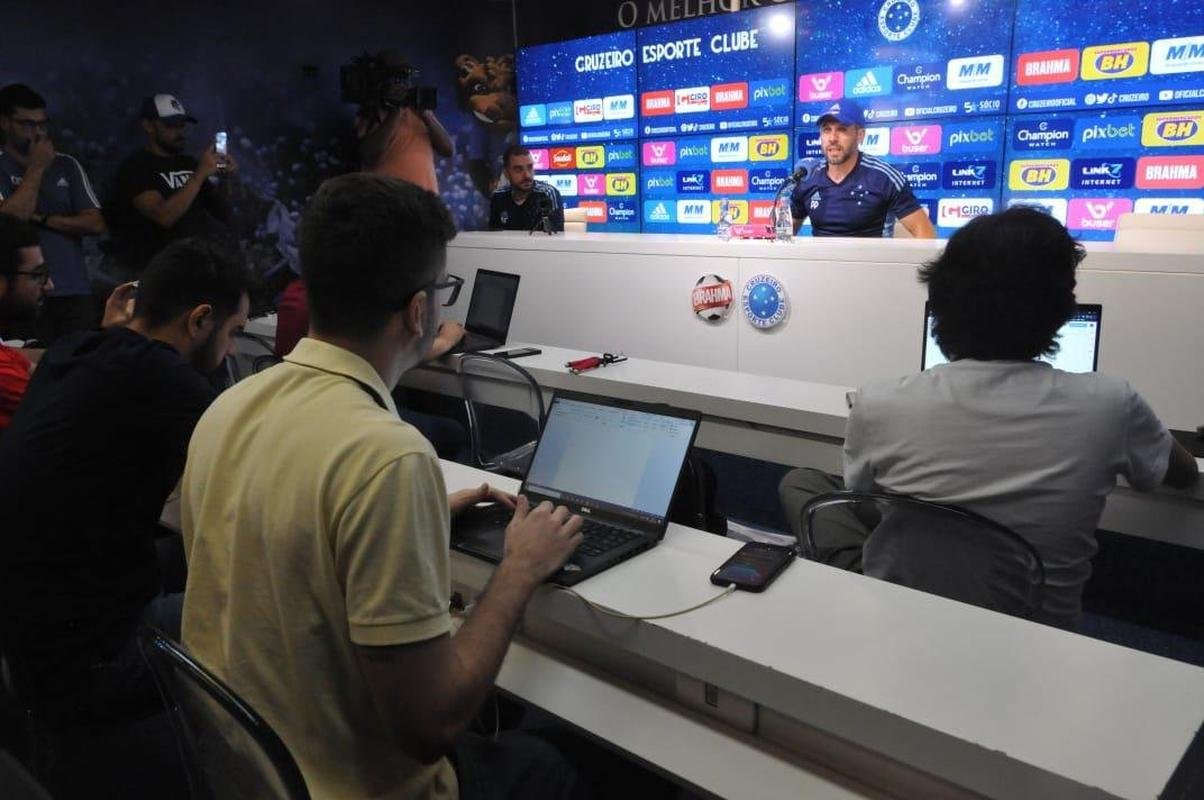 Dia movimentado na Toca: coletiva de Pezzolano, retorno da imprensa ao CT e treino em campo