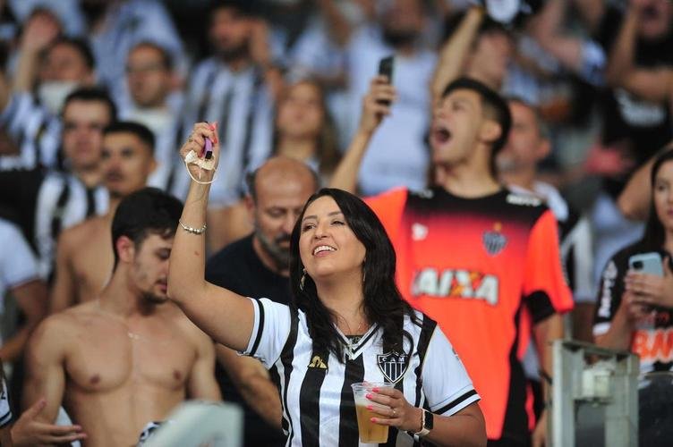 No segundo tempo, de cabea, Vargas abriu o placar para o Atltico no Mineiro: 1 a 0