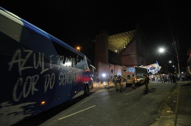 Torcida do Cruzeiro mira Srgio, Deivid e conselheiros em protesto no Horto, antes do jogo diante do Operrio-PR, pela Srie B
