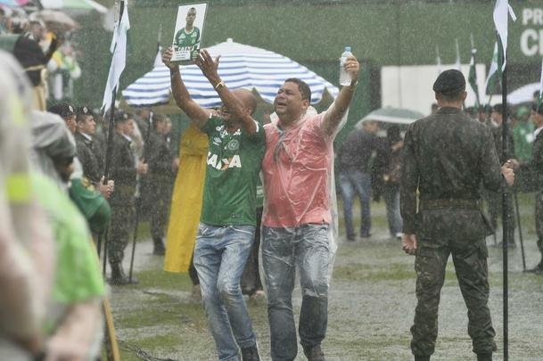 Emoção das famílias no velório dos heróis da Chapecoense