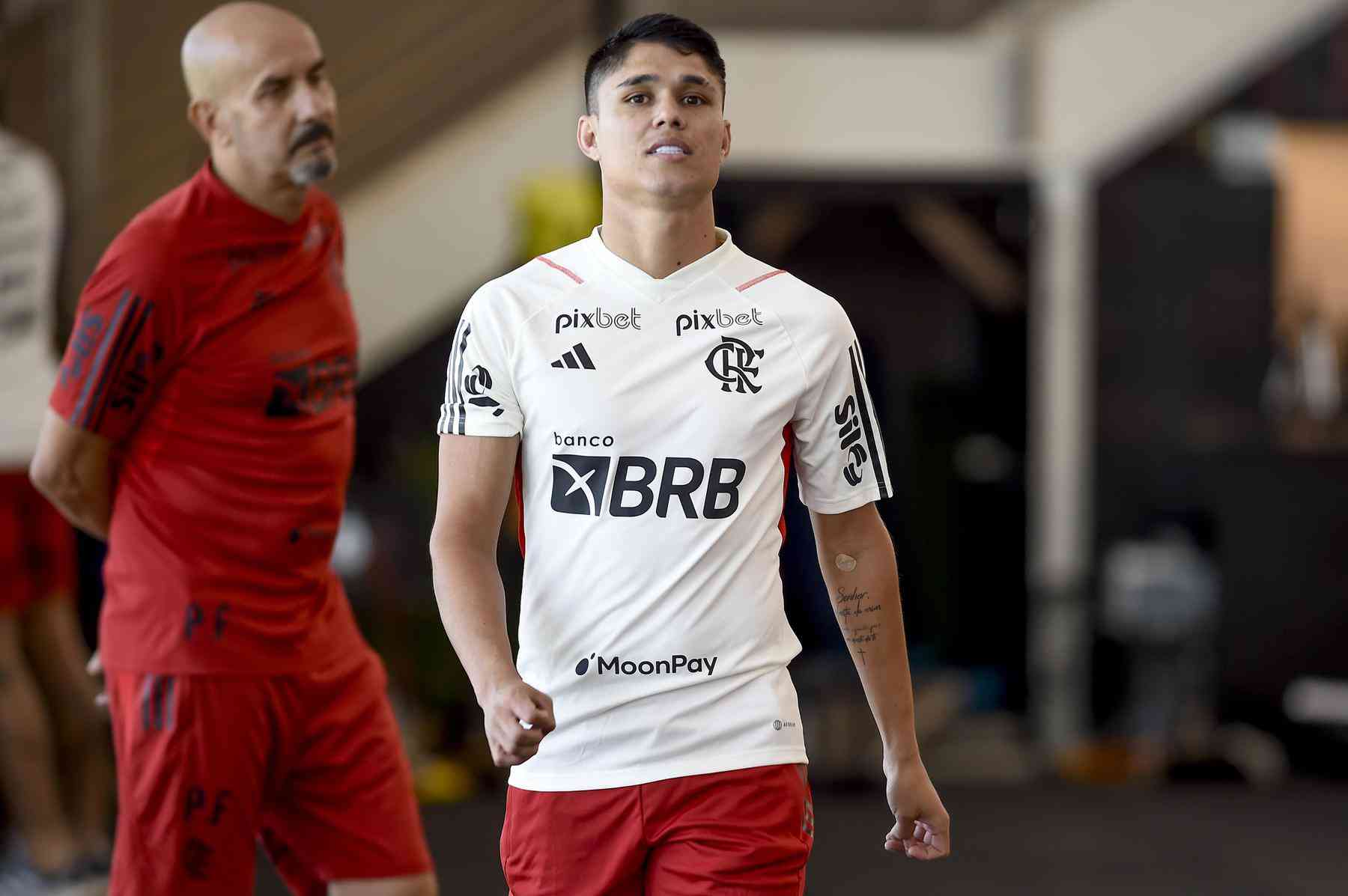 Boca Juniors se interessa pela contratação do lateral Isla, do Flamengo