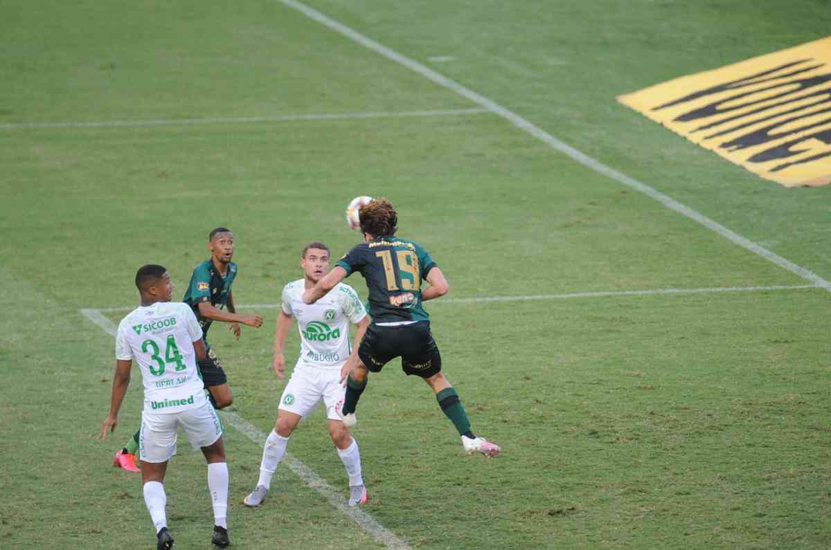 Contra tudo, posta auxiliar do Vasco após gol mal anulado contra