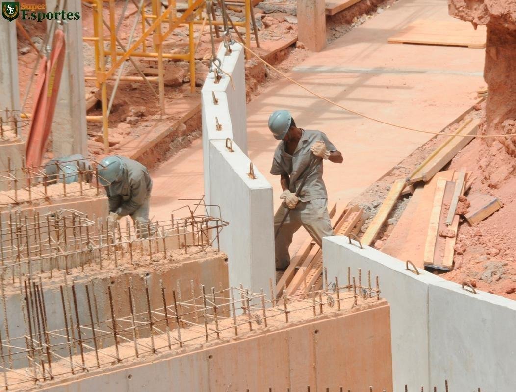 06/03/2012 - No interior, comea a construo efetiva do anel inferior, com assentos mais prximos ao gramado. Guindastes ajudam operrios a encaixar as peas de concreto armado.