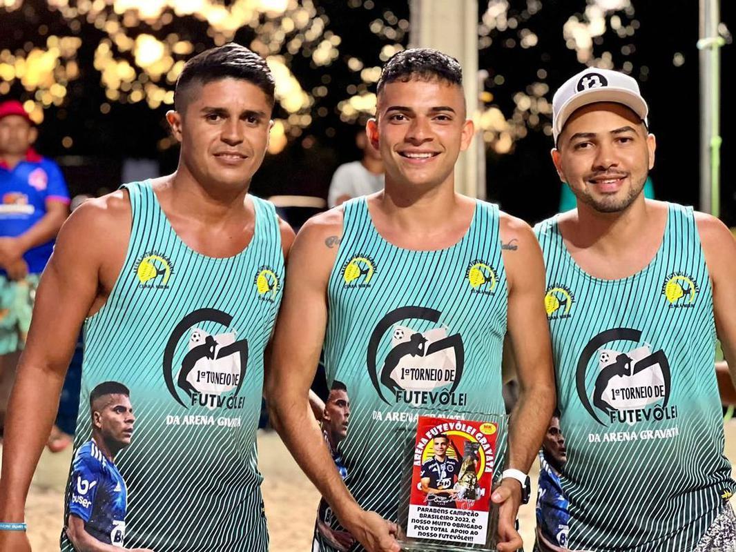 Bruno Rodrigues aproveitou as férias para jogar futevôlei