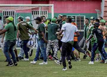 Imagens gravadas por torcedores do Cortuluá mostram um grupo de pessoas cercando um atleta na partida entre Cortuluá e Deportivo Cali