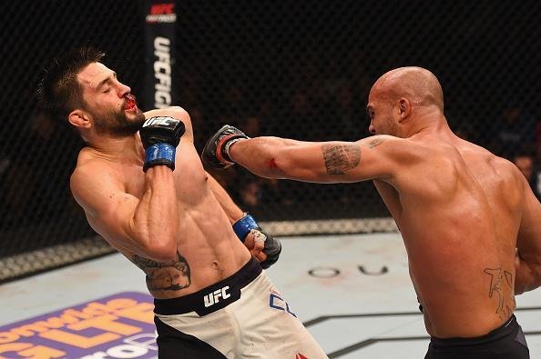 Robbie Lawler venceu Carlos Condit por decisão dividida e manteve o cinturão dos meio-médios