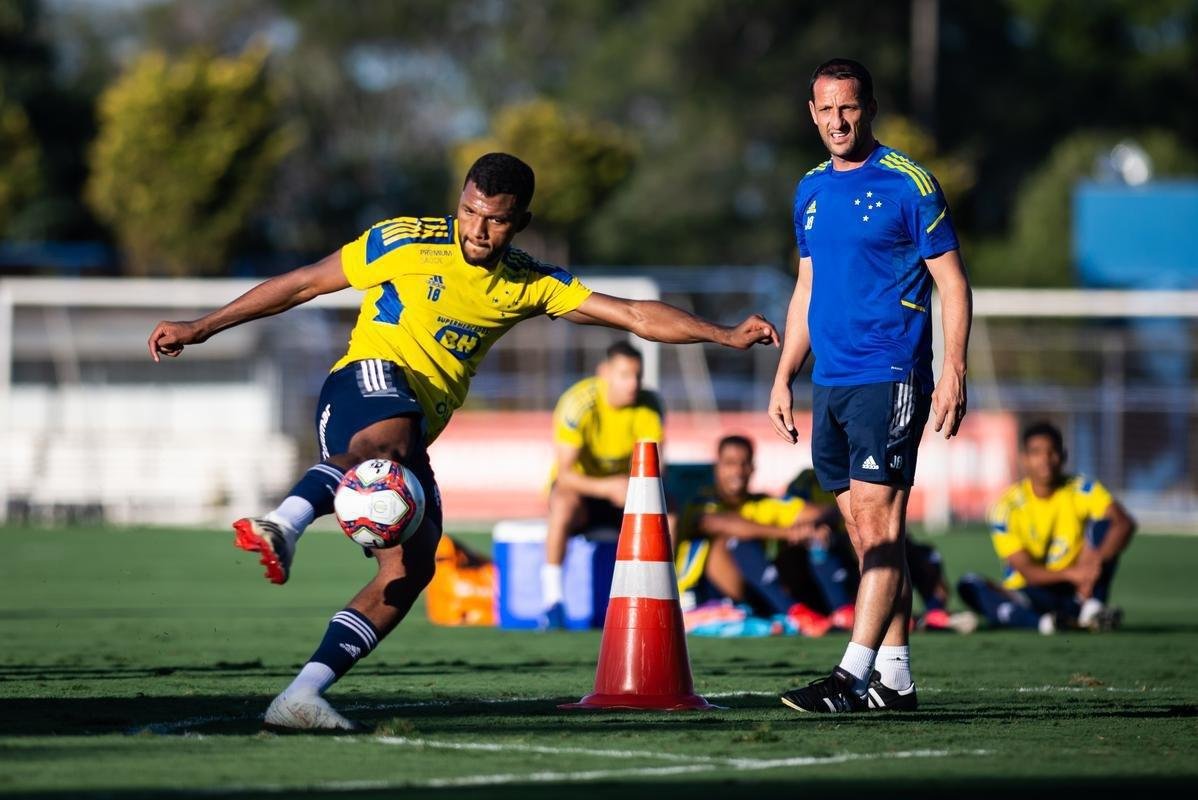Fotos do treino do Cruzeiro na tarde desta quinta-feira (19/8), na Toca da Raposa II, em Belo Horizonte. Time fechou a preparao para enfrentar o Confiana, s 21h30 desta sexta-feira, no Mineiro