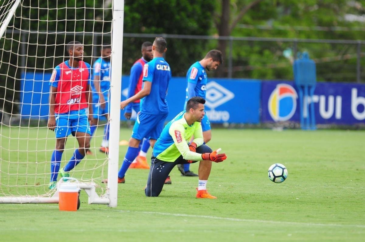 Com presena da torcida, Cruzeiro seguiu preparao para jogo contra o Fluminense, no Mineiro. Nesta sexta, Mano definiu Lucas Silva como substituto de Henrique, suspenso. O zagueiro Leo treinou normalmente aps se recuperar de leso e ser relacionado. 
