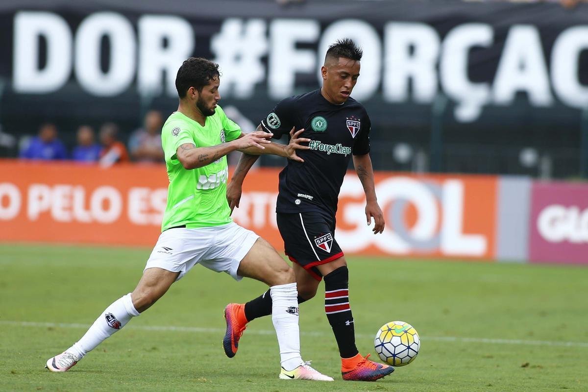 O Santa Cruz também lançou uma camisa verde junto com a Penalty para o Campeonato Brasileiro de 2016