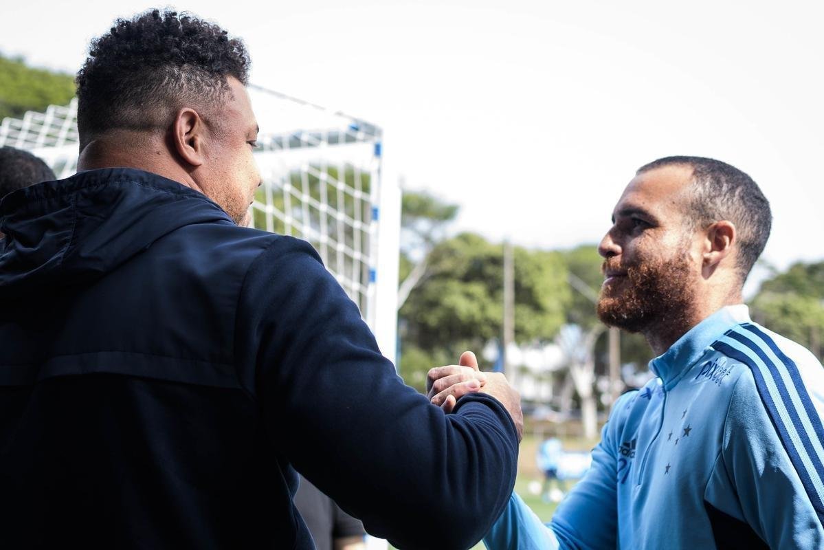 Em Belo Horizonte, Ronaldo acompanhou treino do Cruzeiro na manh desta quarta-feira (15) e conversou com jogadores na Toca da Raposa II