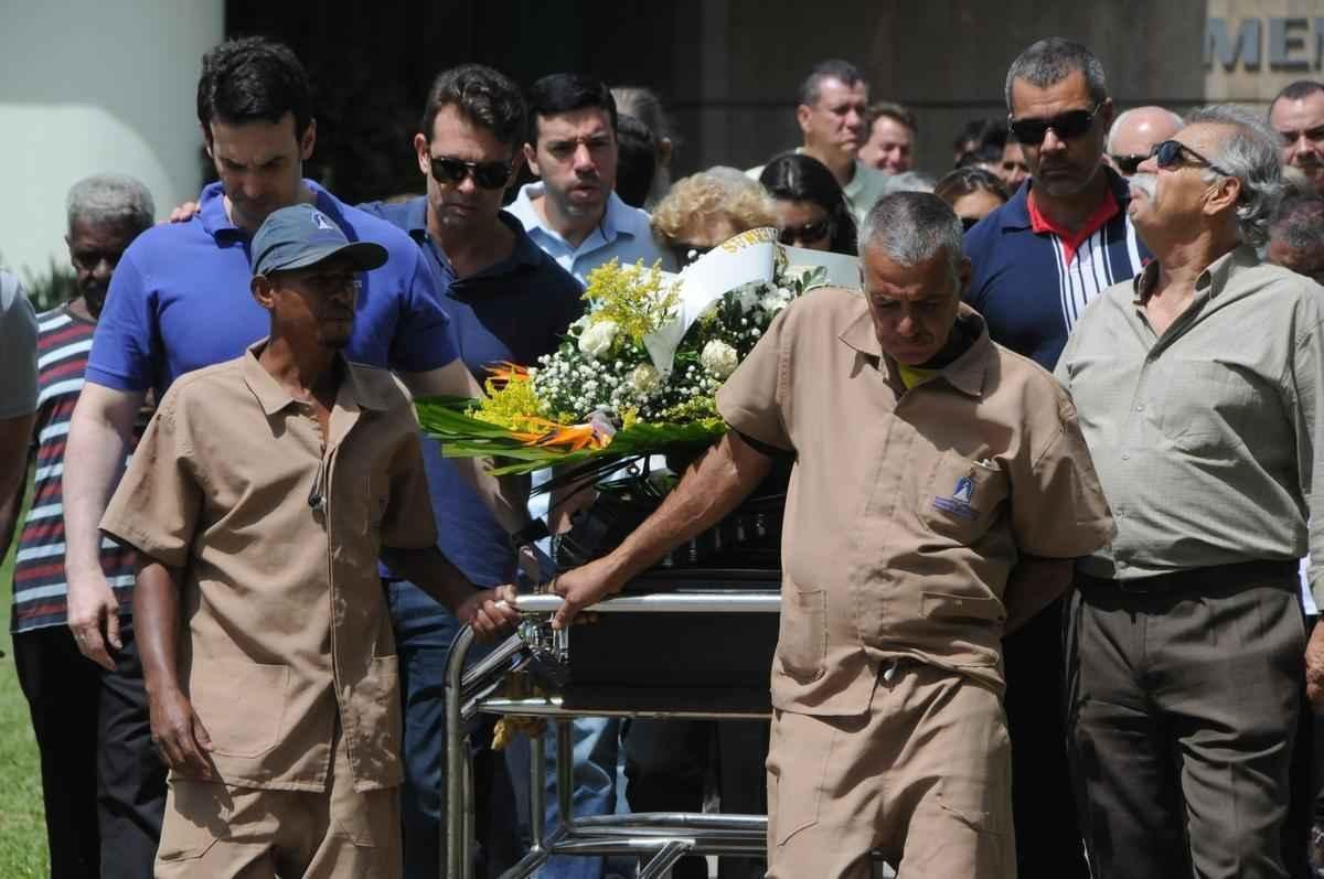 Sepultamento de Carlos Alberto Silva, no Parque da Colina, em BH, recebeu personalidades do esporte