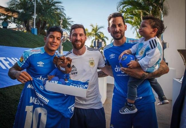 Messi foi recepcionado por Lucas Romero e Ariel Cabral, e ganhou kit do clube para a famlia