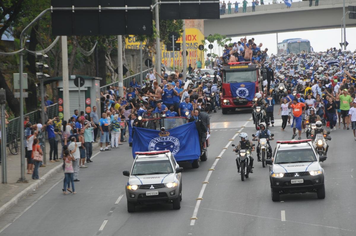 Depois de vencer o Vitria por 3 a 1 no Barrado, em Salvador, na noite de 13 de novembro de 2013, e confirmar o tricampeonato brasileiro, o Cruzeiro desembarcou em Confins numa quinta-feira e foi recebido por milhares de pessoas nas ruas de Belo Horizonte. O elenco desfilou em carro pela Avenida Antnio Carlos, pela Avenida Afonso Pena, no Centro, e foi em direo  sede do Barro Preto. Esta, sem dvida, foi a festa que envolveu o maior nmero de pessoas na capital mineira.