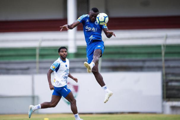 Jogadores do Cruzeiro treinaram nesta terça-feira nas Laranjeiras, estádio do Fluminense, no Rio de Janeiro. Adilson Batista pode promover entradas de Ezequiel e Fred ao time diante do Grêmio, na quinta-feira.