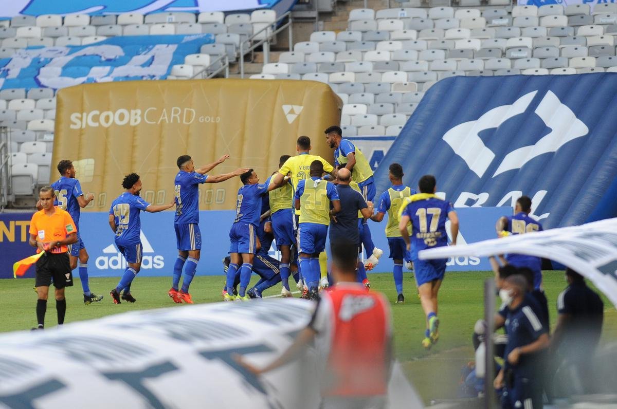Fotos da vitria do Cruzeiro sobre o Athletic de So Joo del-Rei, por 1 a 0, no Mineiro, pela quarta rodada do Campeonato Mineiro de 2021. Marcelo Moreno, de pnalti, marcou o gol do triunfo celeste no Gigante da Pampulha