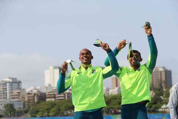 Aps subirem ao pdio, Isaquias e Erlon comemoraram medalha de prata com a torcida e familiares