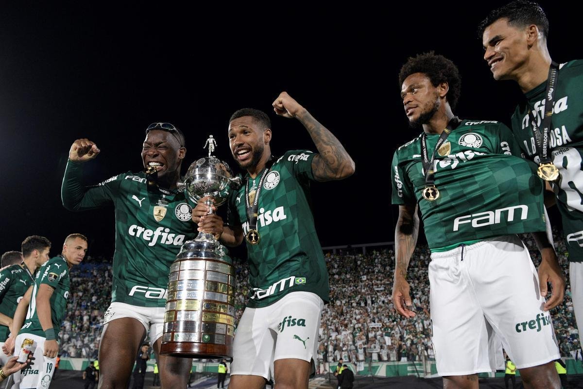 Fotos: festa dos jogadores do Palmeiras com a taa da Libertadores