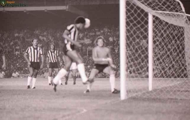 A fase final do Mineiro de 1976 terminou em julho, mas os jogos decisivos foram disputados oito meses depois. Com uma equipe renovada, com Toninho Cerezo, Paulo Isidoro, Marcelo e Reinaldo, o Galo não deu chances para o rival, com veteranos como Piazza, Zé Carlos e Dirceu Lopes, e foi campeão invicto. Nas duas partidas decisivas, o placar foi o mesmo. A diferença no segundo jogo foi o belo gol de falta do hoje técnico Marcelo Oliveira.