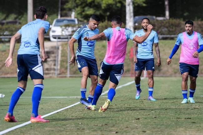 Fotos do treino do Cruzeiro neste domingo, na Toca da Raposa II. As novidades foram as presenas do atacante Rafa Silva, recuperado de incmodo no p direito, e dos recm-contratados Luis Felipe (zagueiro, ex-PSV da Holanda) e Bruno Rodrigues (atacante, ex-Famalico de Portugal)