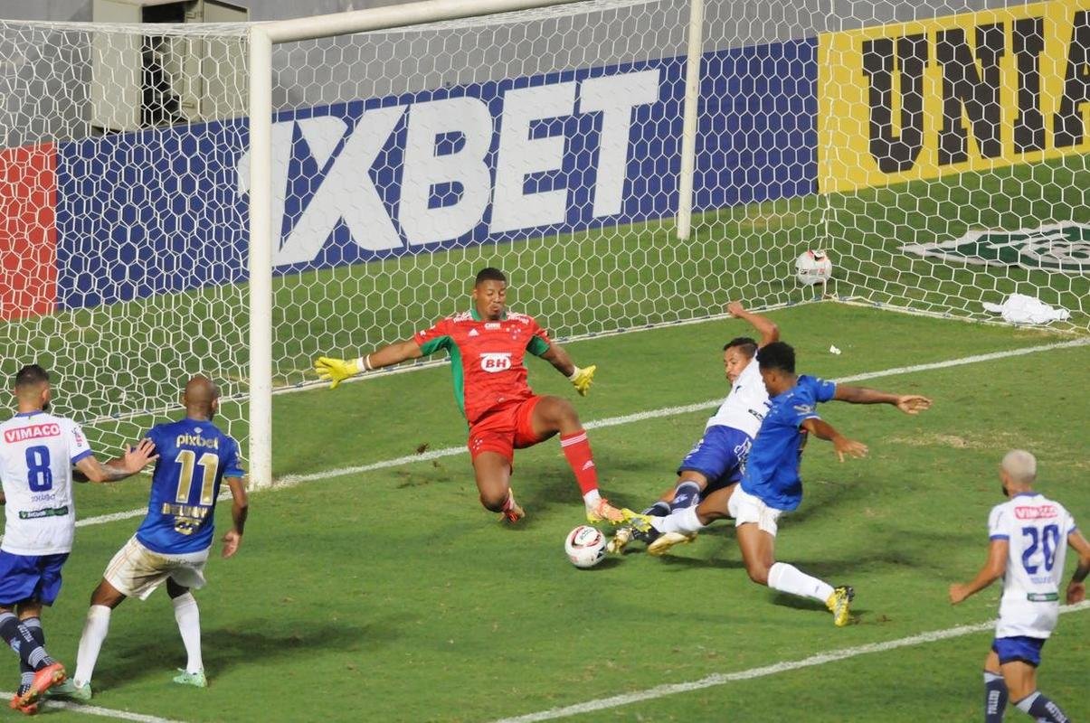 Cruzeiro goleou URT por 3 a 0 no Independncia com gols de Thiago, Machado e Edu em sua estreia no Mineiro. Ronaldo, dono da SAF, assistiu  partida no Horto. Duelo marcou estreia do tcnico uruguaio Paulo Pezzolano
