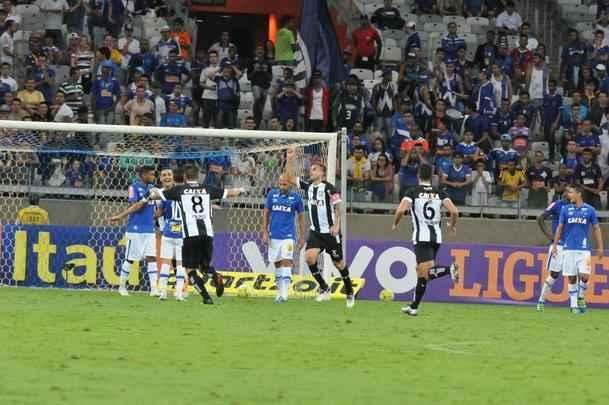 Veja imagens de Cruzeiro x Figueirense, que fizeram jogo movimentado no Mineiro