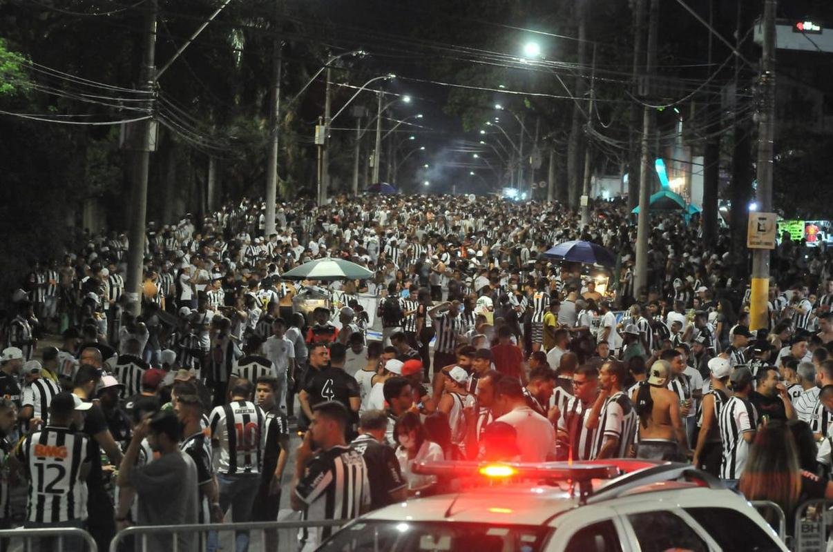 Atleticanos invadiram o Mineiro no jogo contra o Grmio e bateram recorde de pblico no Brasileiro; veja fotos do entorno do estdio antes da partida