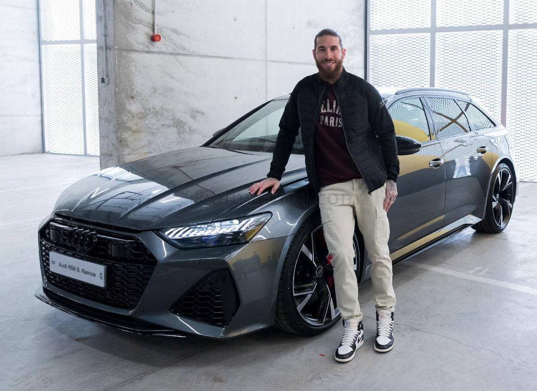 Jogadores do Real Madrid receberam, nesta segunda-feira, carros de presente de uma montadora alem; veja as mquinas!