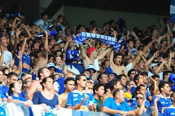 Torcida do Cruzeiro compareceu em grande nmero ao Mineiro e fez muita festa