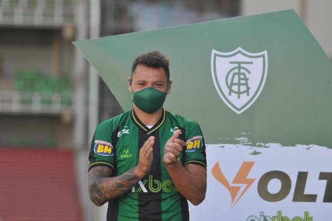 Mauro Zrate, atacante argentino de 34 anos, foi apresentado oficialmente pelo Amrica na tarde desta sexta-feira (3), no Estdio Independncia, em Belo Horizonte. Experiente, o atleta tem passagens por clubes como Fiorentina, Lazio e Inter de Milo, da Itlia, e tambm por Vlez Sarsfield e Boca Juniors, da Argentina.