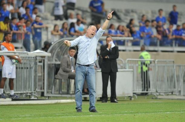 Depois do gol do Palmeiras, o jogo ficou tenso e com ataques alternados