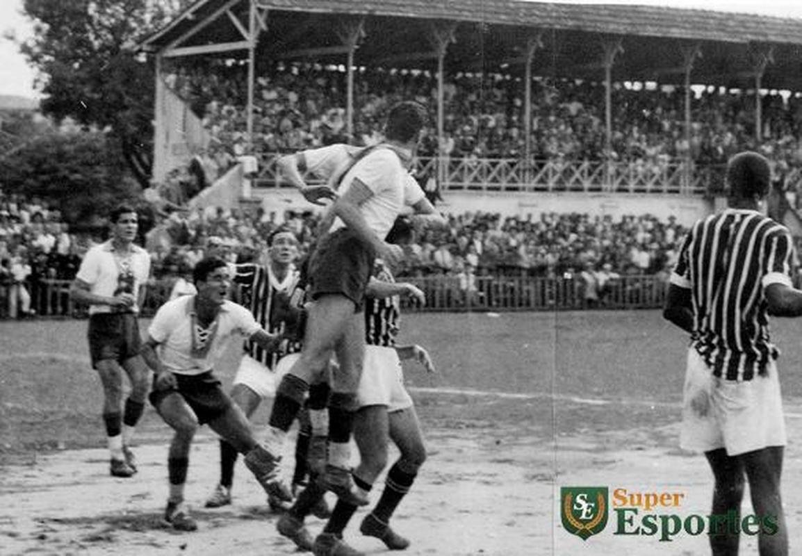 Camisa de 1945 com cordo na gola