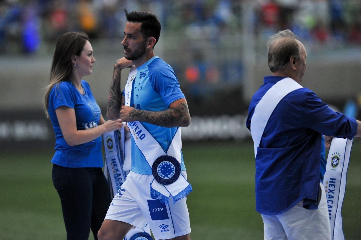 Jogadores, integrantes da comisso tcnica e dirigentes do Cruzeiro recebem faixas alusivas ao ttulo da Copa do Brasil