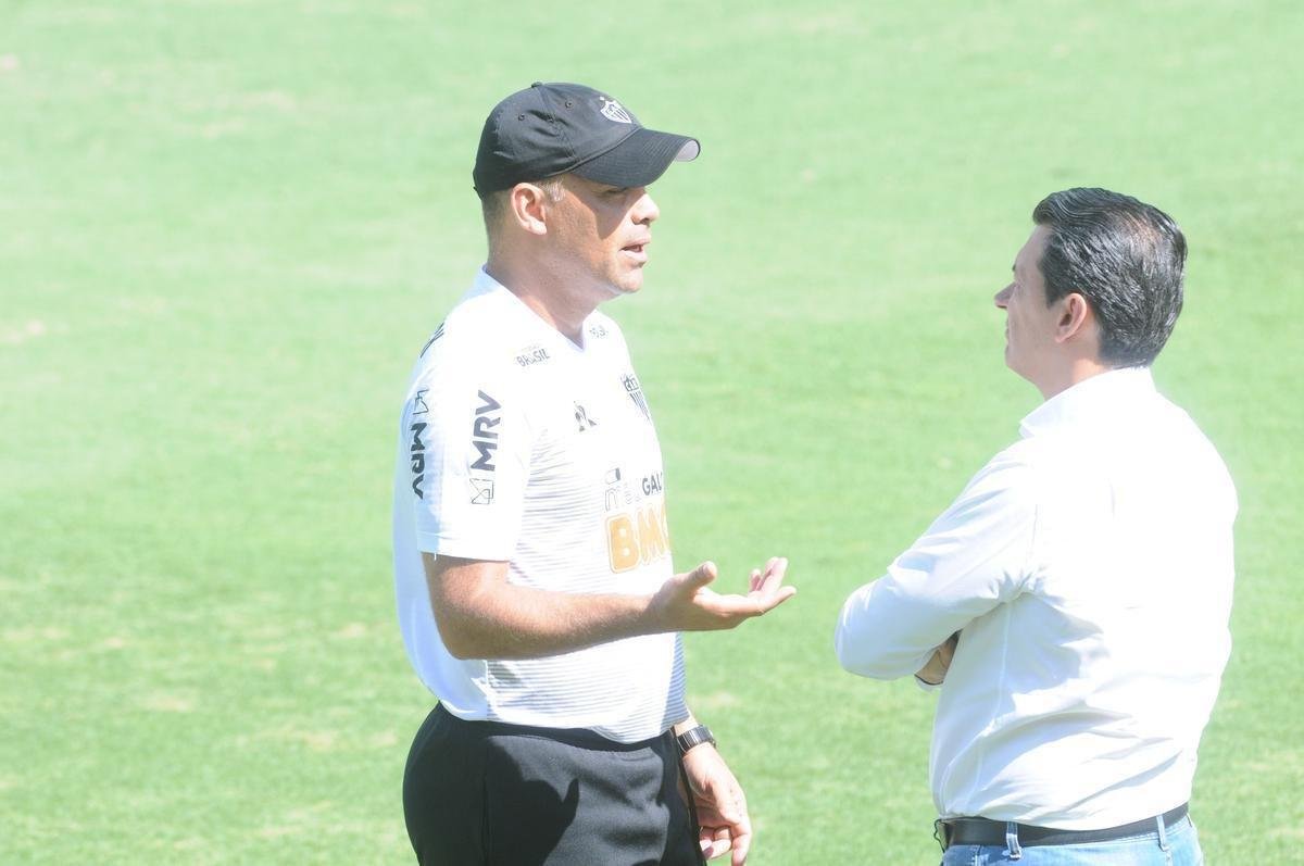 Treino do Atltico nesta segunda-feira, na Cidade do Galo, contou com a volta do meia  Juan Cazares. Direo no chegou a acordo para vend-lo a clube saudita. Tcnico Rafael Dudamel relacionou 23 jogadores para a viagem a Santa Fe, local da estreia na Sul-Americana, quinta-feira, contra o Unin-ARG. Jogador equatoriano ficou fora da lista.