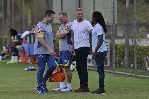 Ex-volante de Cruzeiro e Atltico e hoje treinador, Cerezo passar duas semanas na Toca da Raposa II para acompanhar o trabalho de Mano Menezes