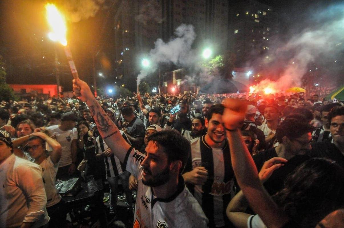 Nesta quinta-feira (2), torcedores do Atltico lotaram os bares de BH para acompanhar Bahia x Galo, jogo adiado da 32 rodada do Campeonato Brasileiro.