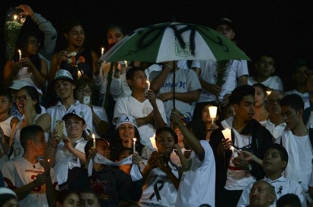 Lugar destinado a futebol e muita alegria, o Estdio Atanasio Girardot foi palco de homenagens e emoo. Com roupas brancas e flores nas mos, torcedores do Atltico Nacional fizeram viglia no local que seria, nesta quarta-feira, palco do jogo de ida da final da Copa Sul-Americana. Mas o desastre areo que matou grande parte da delegao da Chapecoense, convidados e jornalistas brasileiros impediu a realizao da festa. No lugar da bola rolando, tristeza e solidariedade. E milhes de entusiastas do esporte espalhados por todo o planeta dispostos a desejar fora  Chape. As imagens acima mostram que tudo isso  muito mais que futebol. O Nacional, atual campeo da Copa Libertadores, mostra todo o seu apoio ao clube catarinense, agora em busca de reconstruo para tocar seu caminho (CRDITO: AFP / STR / RAUL ARBOLEDA).