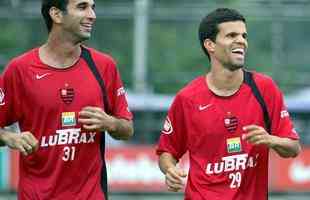 Meias Leo Medeiros e Walter Minhoca no Flamengo em 2006. Ambos foram revelados pelo Cruzeiro