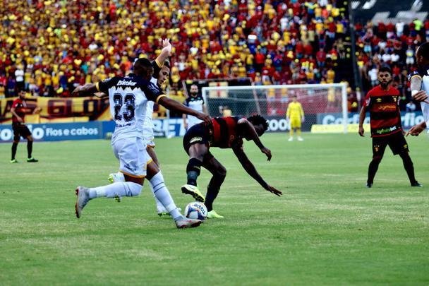 Em campo, Sport e Criciúma se enfrentaram pela 34ª rodada da Série B