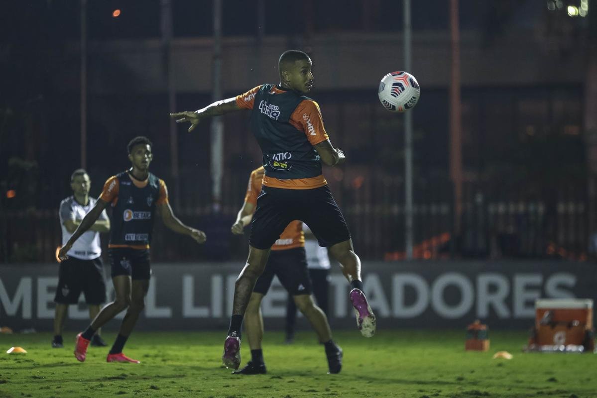 Tcnico Cuca comandou atividade do Atltico no CT da Conmebol no Paraguai 