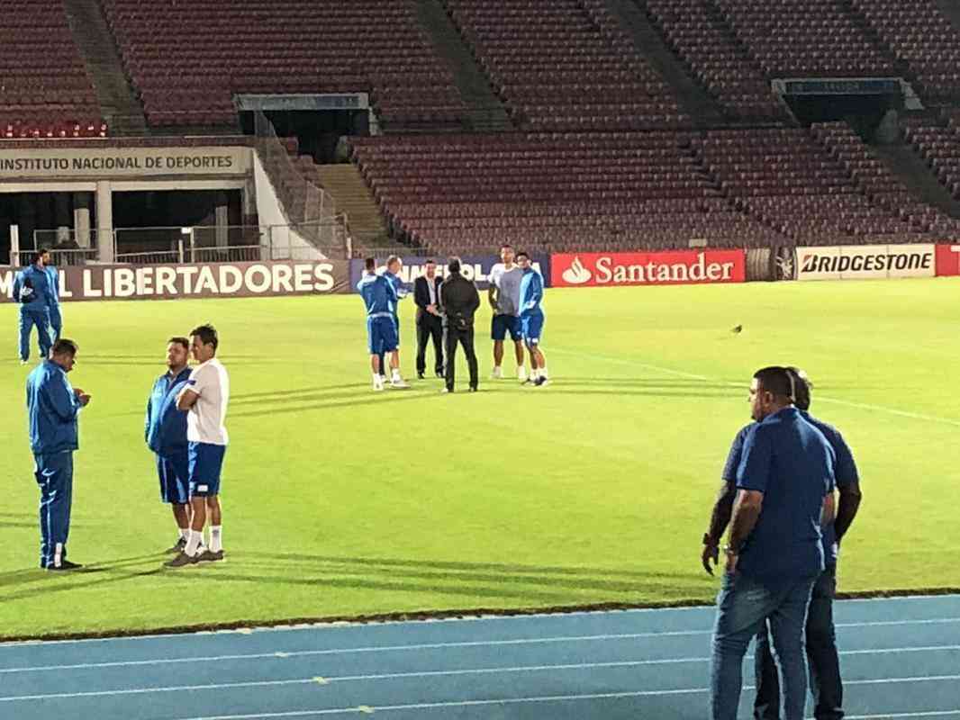 Na vspera de jogo contra a Universidad de Chile, pela Copa Libertadores, elenco do Cruzeiro fez reconhecimento de gramado do Estdio Nacional, em Santiago (Lauro Lopes/TV Alterosa)