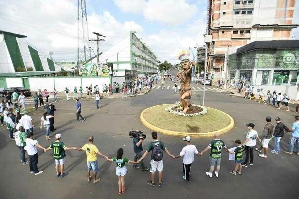 Pela última rodada do Campeonato Brasileiro, a Chapecoense receberia o Atlético na Arena Condá. Com a tragédia envolvendo a delegação da equipe catarinense, a rodada deste fim de semana não aconteceu, sendo adiada para o próximo. Solidário à Chape, que, além de perder jogadores e comissão técnica, não possui condições psicológicas para entrar em campo, o Atlético se pronunciou contra a realização da partida