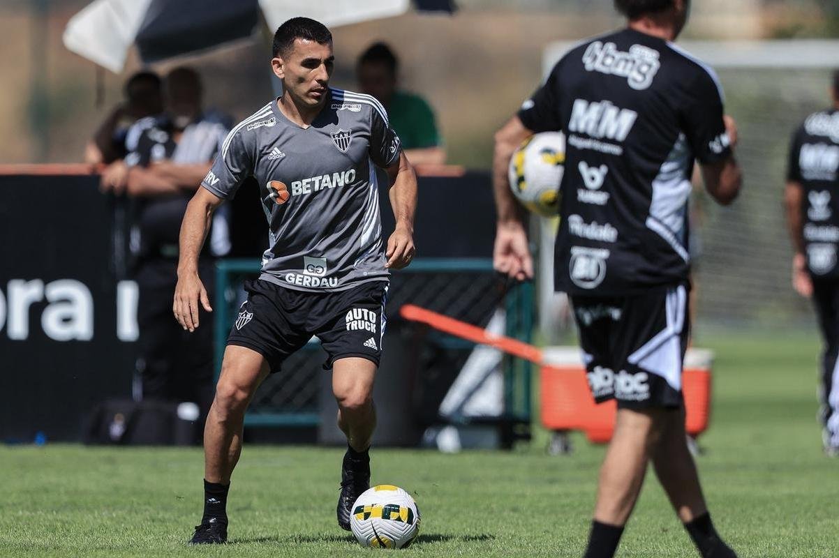 Nesta quinta-feira (28), o Atltico realizou o terceiro treino na Cidade do Galo aps o retorno de Cuca. Durante a atividade, o treinador conversou com o presidente do clube, Srgio Coelho.