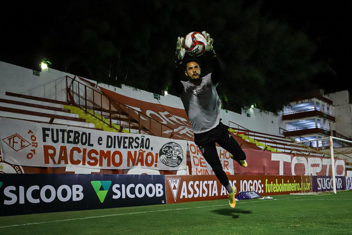 Tombense e Atlético se enfrentaram nesta quinta-feira (4), em partida válida pela 2ª rodada do Campeonato Mineiro. O confronto foi realizado no Estádio Antônio Guimarães de Almeida, em Tombos. No primeiro tempo, uma queda de energia paralisou a partida por cerca de 20 minutos.