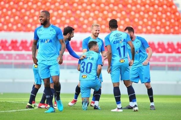 Fotos do treino do Cruzeiro no estdio Libertadores de Amrica, casa do Independiente, em Avellaneda. Time celeste fechou preparao para o jogo contra o Racing, s 21h30 desta tera-feira, no El Cilindro, pela primeira rodada do Grupo 5 da Copa Libertadores (Ramon Lisboa/EM D.A Press)