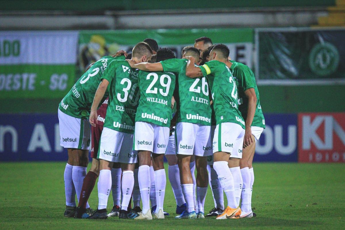 A Chapecoense também tem 66,67% de aproveitamento como mandante na Série B (4ª), mas com menos gols marcados que o Confiança: 15 a 8. Em 11 jogos, ganhou seis, empatou quatro e perdeu um. Líder da segunda divisão (47), a equipe de Santa Catarina somou 22 dos 33 pontos disputados em casa.