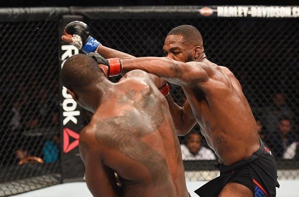 Jon Jones volta ao octógono do UFC e conquista cinturão interino