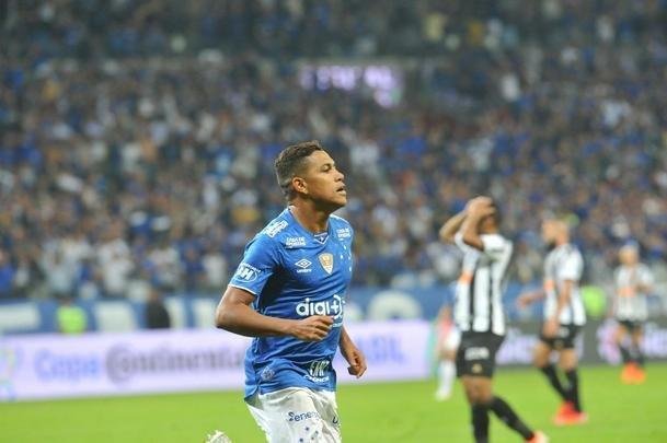 Aps bela jogada de Pedro Rocha, Thiago Neves marcou para o Cruzeiro